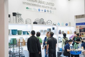 有关家居装饰物品的展览正吸引不少人的关注。