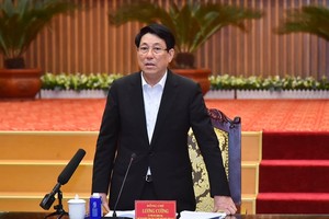 国家主席梁强会上致辞。