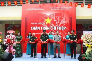 “赤脚钢铁意志”图片展开幕