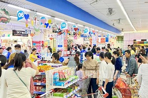 市民在超市选购物品。（示意图：市党部新闻网）