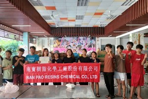 南宝树脂化学工厂股份有限公司代表团与该中心孤儿合照留念。