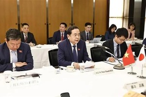 国会主席陈青敏早餐会上发言。（图：越通社）