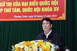 清化省领导送花祝贺国家主席梁强。