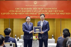 国会主席陈青敏向越南驻日大使馆赠送纪念品。（图：越通社）