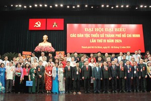 民族委员会主任侯亚令部长、市委副书记、市越南祖国阵线委员会主席阮福禄和诸位领导与各民族代表合影。