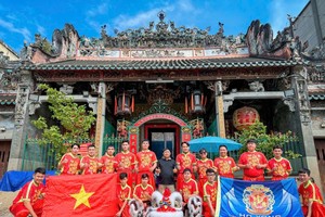 豪勇堂参加国际南狮高桩争霸赛