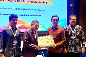 市商会副主席杭慰瑶代表商会领取马来西亚团赠送纪念品。