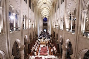 这是12月8日在重新开放仪式上拍摄的巴黎圣母院内景。（图：新华社）