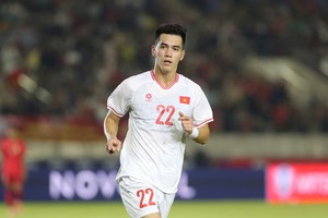 进灵庆祝进球。（图源：互联网）