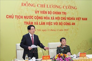 国家主席梁强（左）会上发表讲话。（图：越通社）