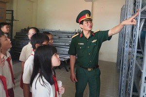 千名学生参观部队战士军营