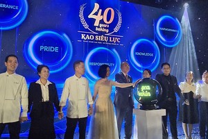 高肇力先生与孩子们和员工一起点燃烘焙之火。