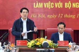 国家主席梁强（左）在会议上发表讲话。（图：阮英俊）