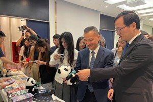 推介会向来宾介绍四川文化产品。