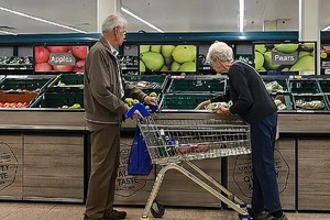 英国一对老夫妇在超市选购物品。（示意图：互联网）