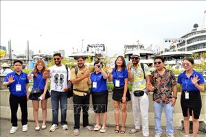 印度游客参观下龙湾。（图：越通社）