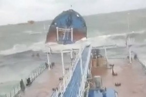 俄罗斯两艘油轮刻赤海峡发生事故受损。（图：视频截图）