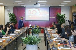 越南电视台副总经理杜青海（站）在新闻发布会上发言。（图：VTV）