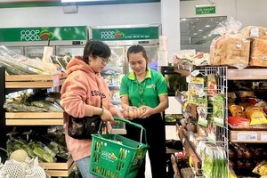 市民在超市购物。