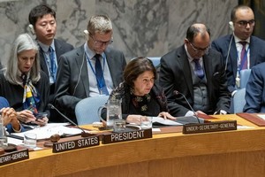 联合国负责政治与建设和平事务的副秘书迪卡洛(中)向安理会作通报。（图：联合国）