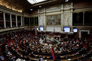 法国参议院当地时间18日，在国民议会，议员们在向总理提问期间听取法国总理贝鲁（中）的发言。（图：AFP） 