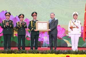 党中央总书记、中央军委书记苏林向越南人民军颁授胡志明勋章。