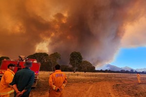 格兰屏山自16日便燃起山火，预计将持续数周。（图：互联网）