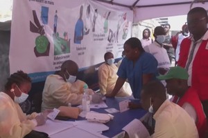 医疗队正在为Panzi民众进行检测和体检。（图：Wion）