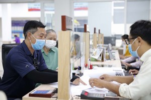 第三郡人委会公务员指引民众办理卷宗。（图：黄朝）