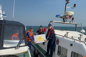 越南海警与中国海警在联合巡逻结束后互相赠送礼物。（图：越通社）