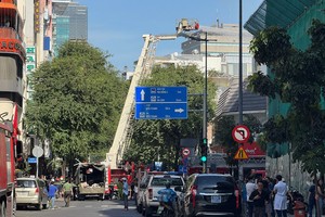 职能力量在现场灭火。