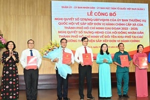 市人民议会主席阮氏丽祝贺参加重组后各坊党部执委会同志。