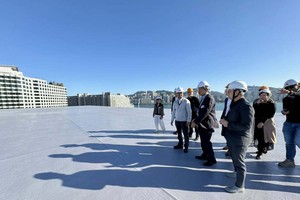 香港体育馆的天台涂上涂层后，预计可降温至平均24度。（香港环境及生态局图片）