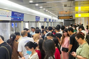 12月24日晚，乘客在市剧院站等候乘坐地铁1号线。（图：明军）