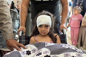 联合国在加沙北部的一个联合特派团帮助将一些病人从卡迈勒·阿德万医院转到希法医院。（图：联合国）