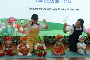 图为第十郡笋芽1幼儿园老师同6至18个月龄幼儿互动。（图：秋心）