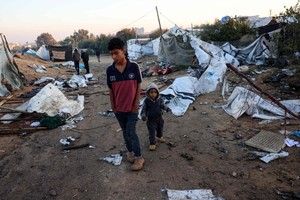 加沙地带230万人口中约90％流离失所，数十万人在寒冬栖身帐篷中。（图：AFP）