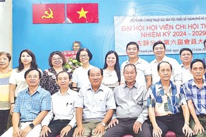 古诗分会执委和会员与市各民族文学艺术协会领导合照。