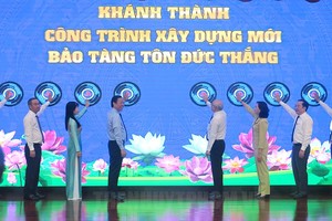 各位代表举行落成仪式。