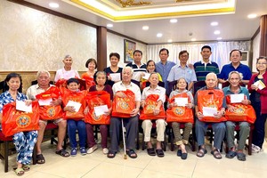 麦氏宗祠理监事与诸位宗长合照。