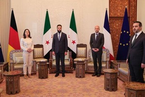 1月3日，叙利亚新政府领袖沙拉（左二）和外长希巴尼（右一）在大马士革会见德国外长贝尔伯克（左一）和法国外长巴罗（右二）。 （图：路透社）