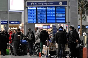 旅客在杜塞尔多夫机场等候办理登机手续。（图：AFP）