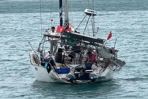 在平顺省海域附近发生故障的秦皇岛号船。（图：人民报）