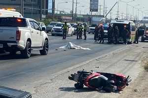 4日上午，警察和救援人员正在检查现场，一辆卡车在佛统府 Phetkasem 路出口处撞上一名摩托车骑手，导致其当场死亡。（图：曼谷邮报）