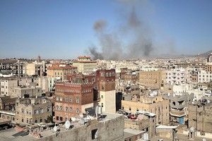 美军向胡塞武装目标发动空袭，也门首都萨那升起浓烟。（图：互联网）