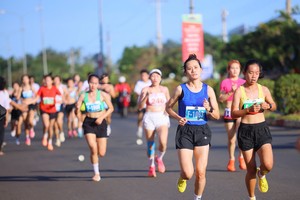 运动员们在跑道上比赛。（图：越通社）