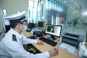 在边境口岸加强监控 防止疾病进入越南。（图：越通社）