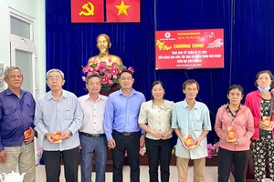 本报编委文中孝与第八郡各位领导向贫困华人赠送礼物。