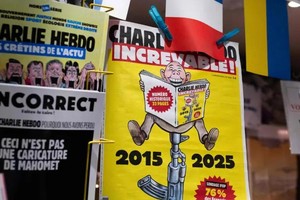 2025年1月7日，是法国讽刺周刊《查理周刊》遇袭十周年纪念日。十年前的这一天，伊斯兰圣战分子对该周刊发动血腥袭击，导致数十人伤亡。（图：互联网）