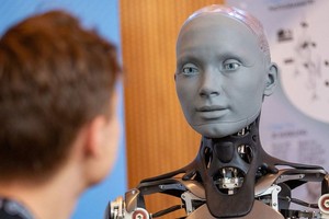 图为 2023年7月，瑞士日内瓦举行的人工智能公益全球峰会上展示的机器人。（图：联合国）